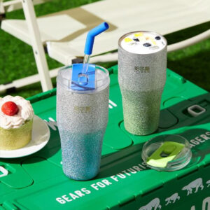 Stainless steel insulated bottle with plastic lid