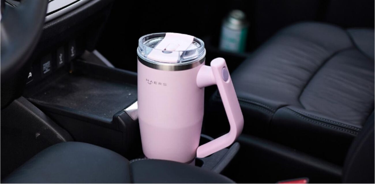 Stainless steel insulated bottle with plastic lid