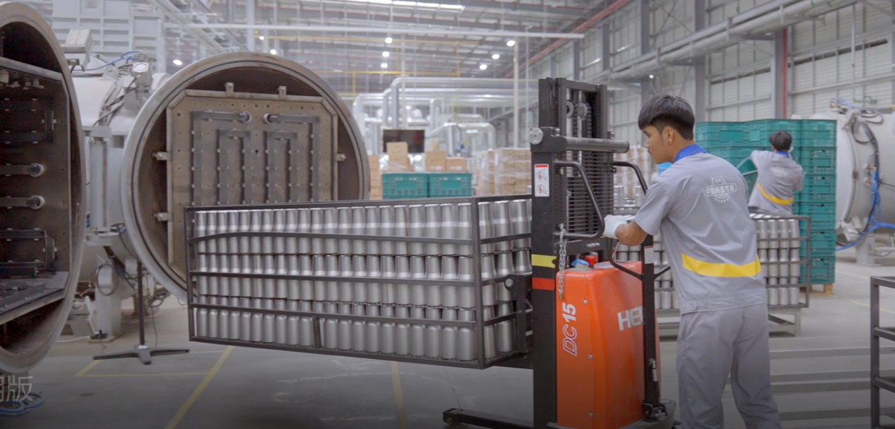 خط الإنتاج في مصنع هيرز تايلاند