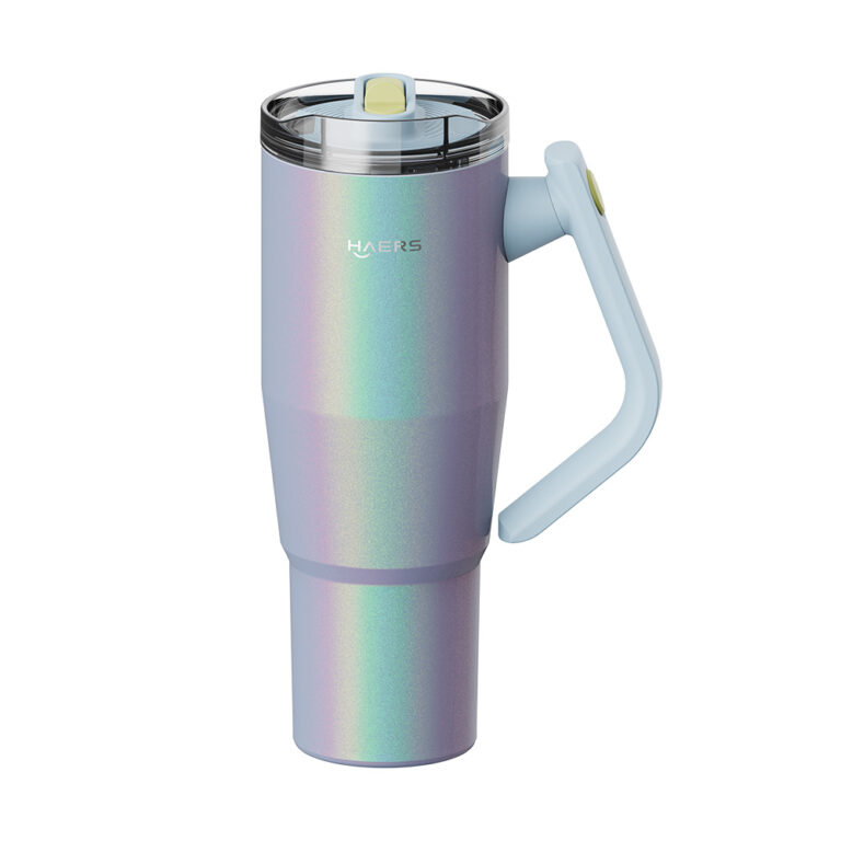 Copo térmico iridescente em aço inoxidável com alça articulada azul-clara e tampa flip-top, mostrado contra um fundo branco.