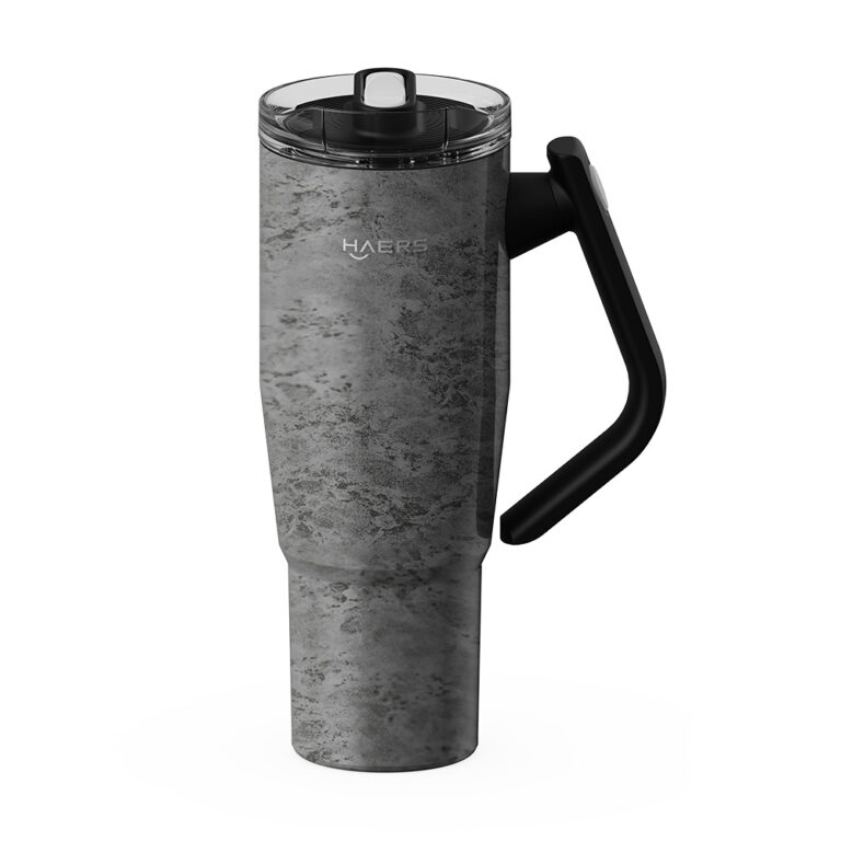 Caneca térmica de viagem com estampa de pedra, alça ergonômica preta e tampa transparente, da marca HAERS.