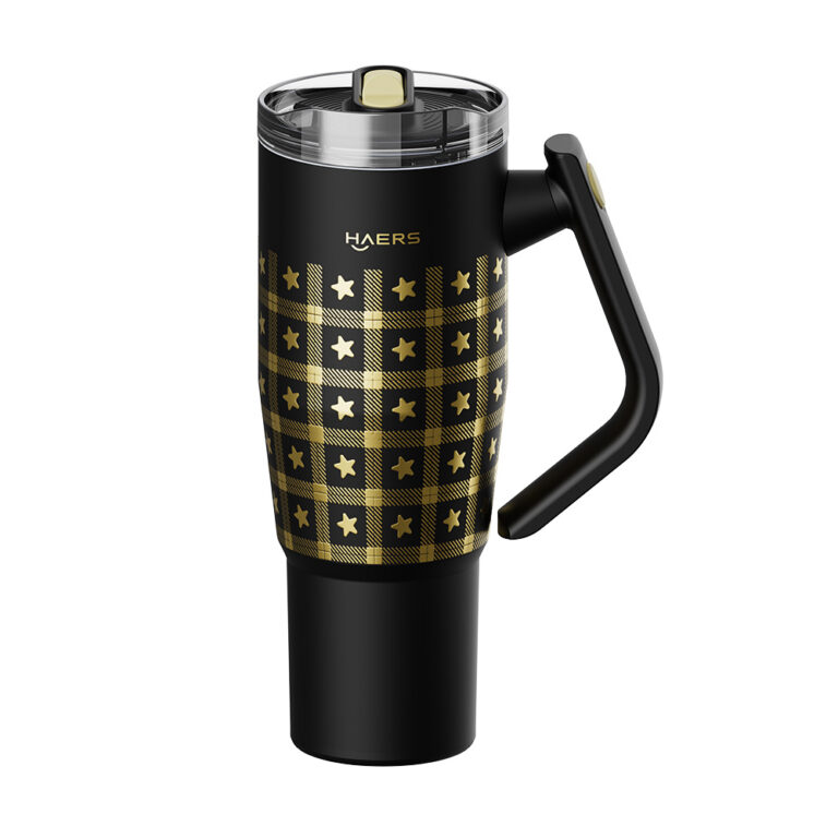 Caneca térmica com corpo preto e estampa xadrez de estrelas douradas, alça à direita, marca Haers visível e tampa à prova de derramamento.